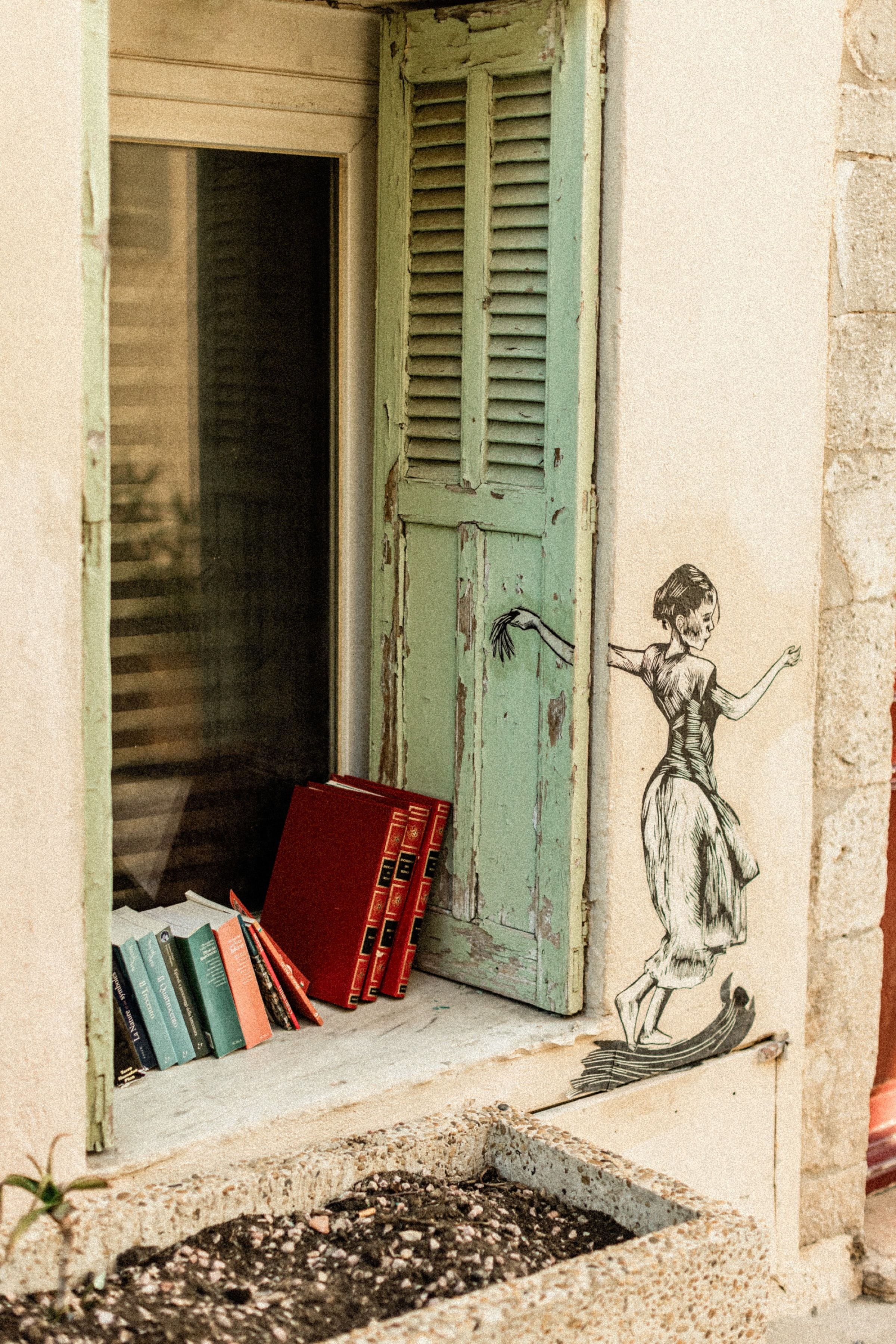 Séance photo de couple dans les ruelles pittoresques de Cannes 21