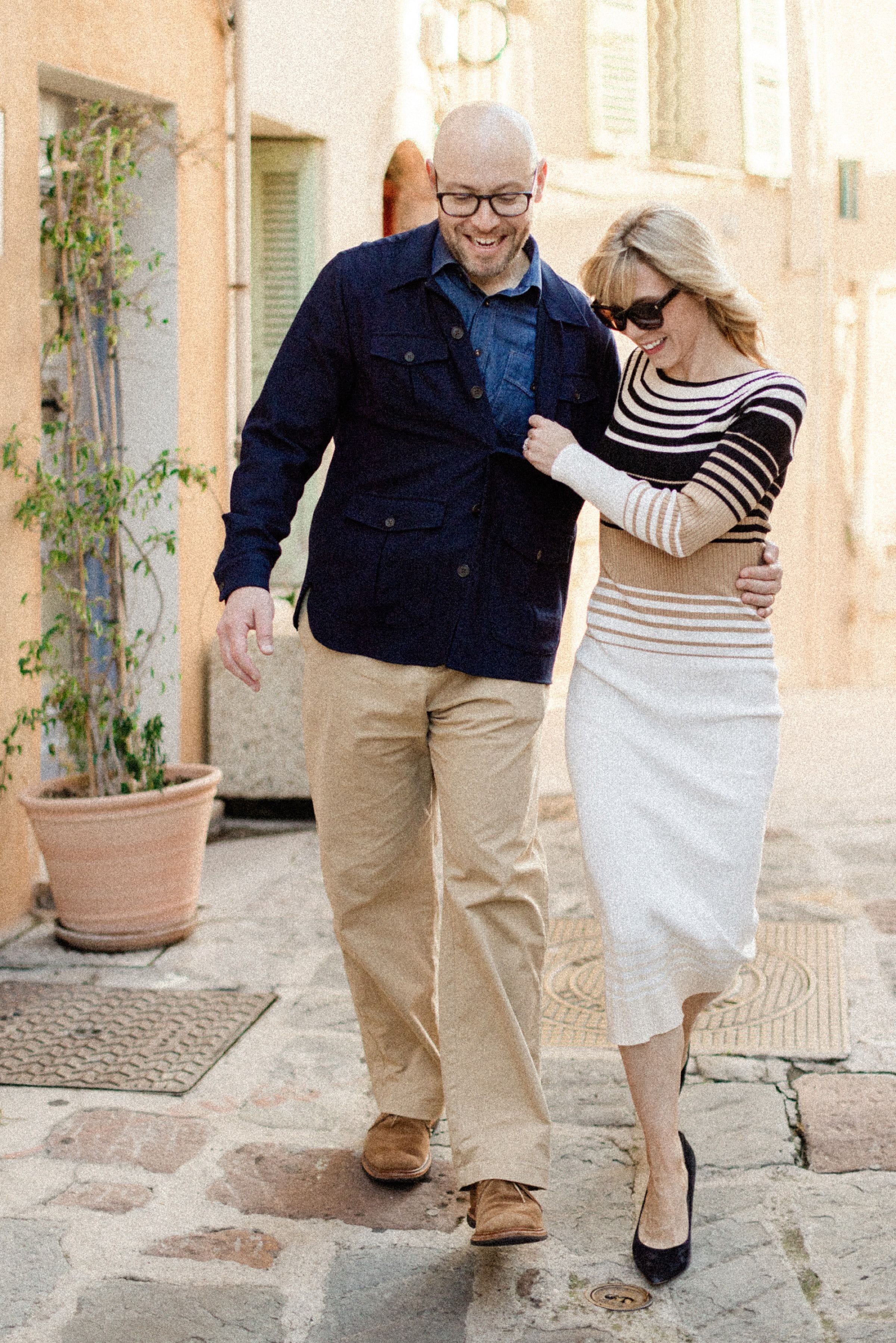 Séance photo de couple dans les ruelles pittoresques de Cannes 23