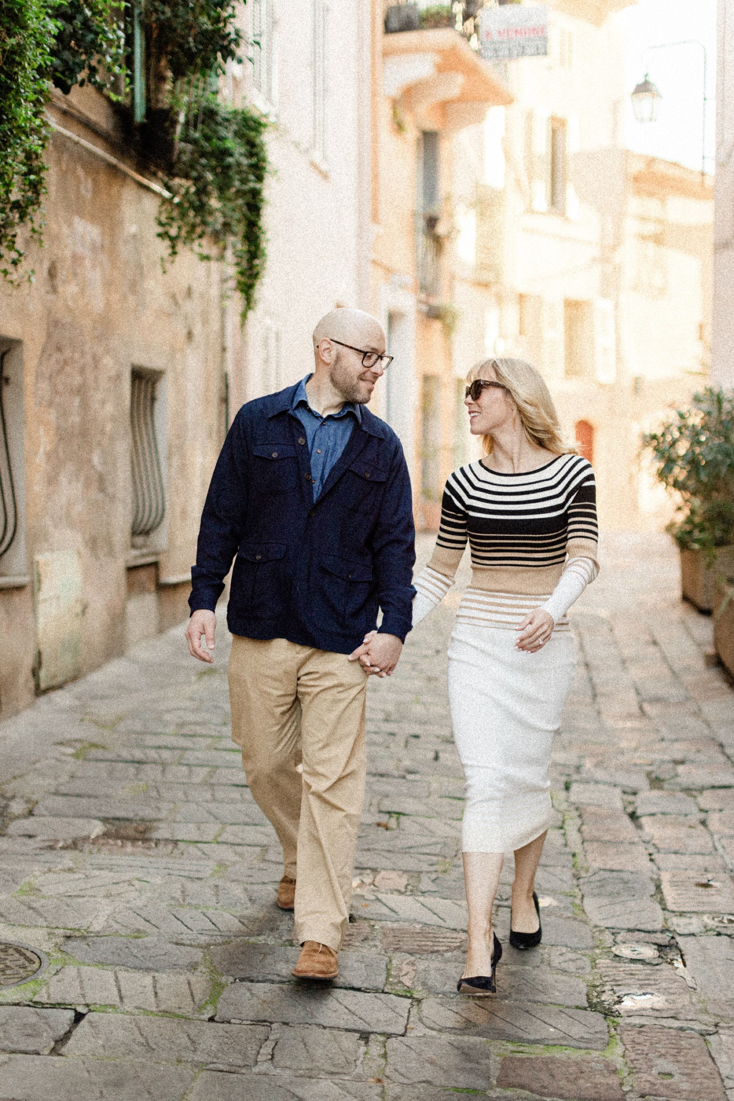 Séance photo de couple dans les ruelles pittoresques de Cannes 24