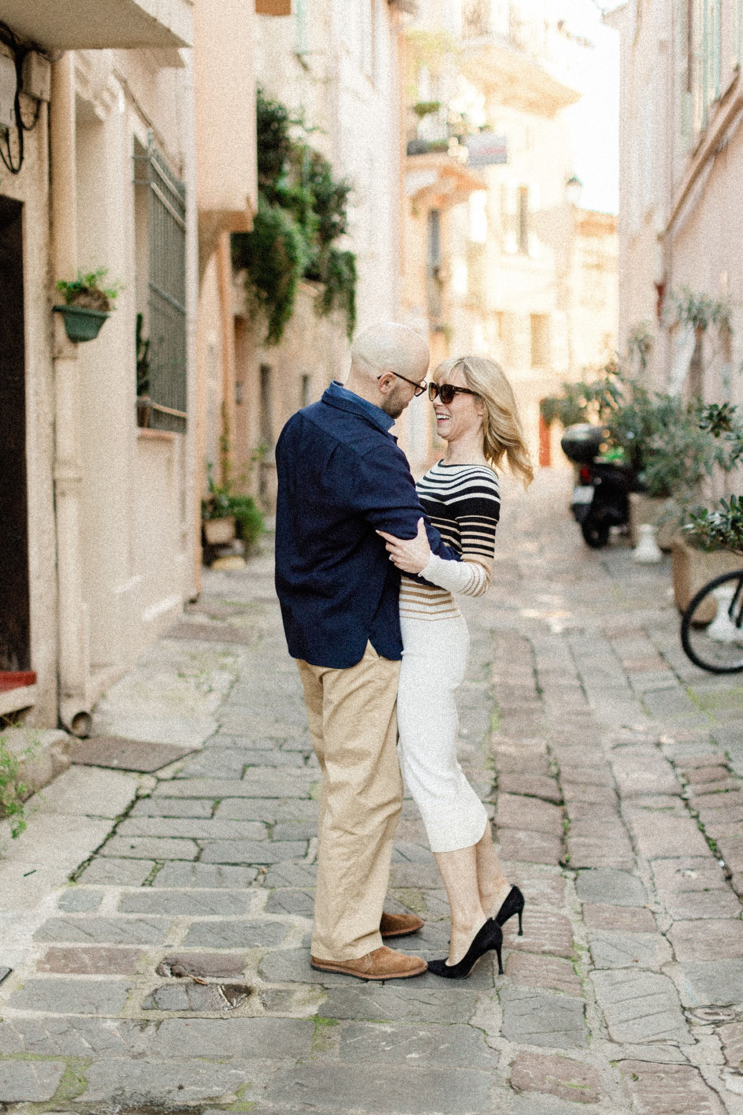 Séance photo de couple dans les ruelles pittoresques de Cannes 26
