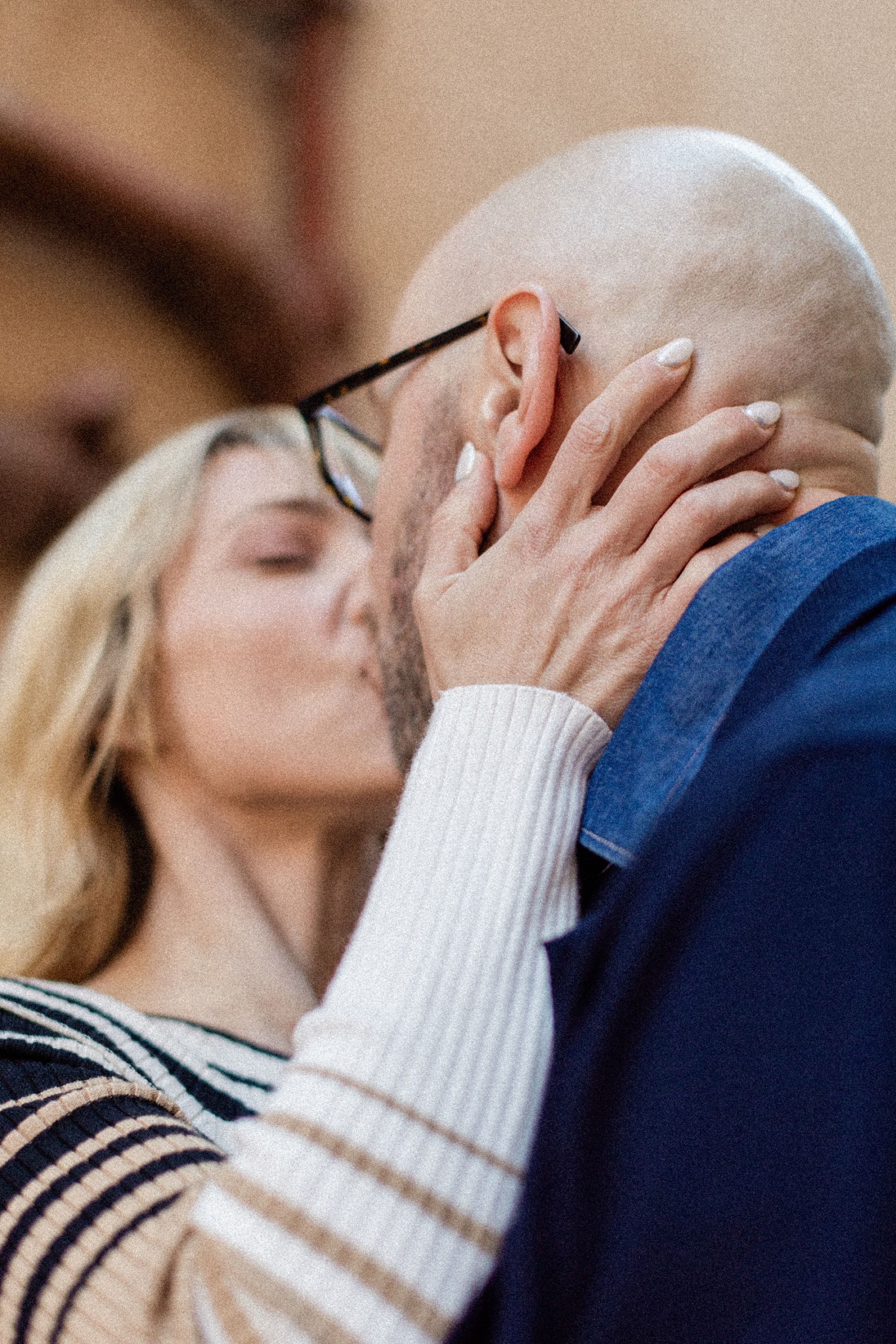Séance photo de couple dans les ruelles pittoresques de Cannes 28