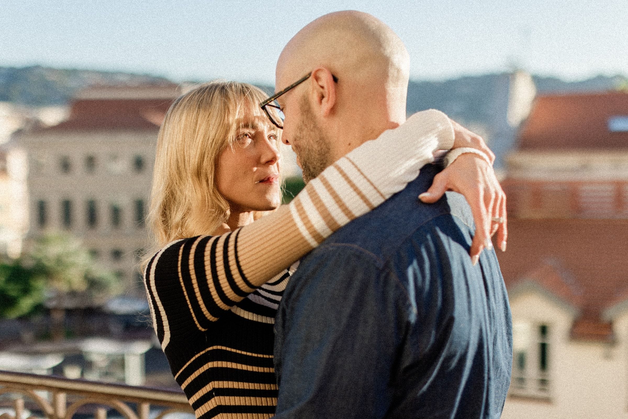 Séance photo de couple dans les ruelles pittoresques de Cannes 33