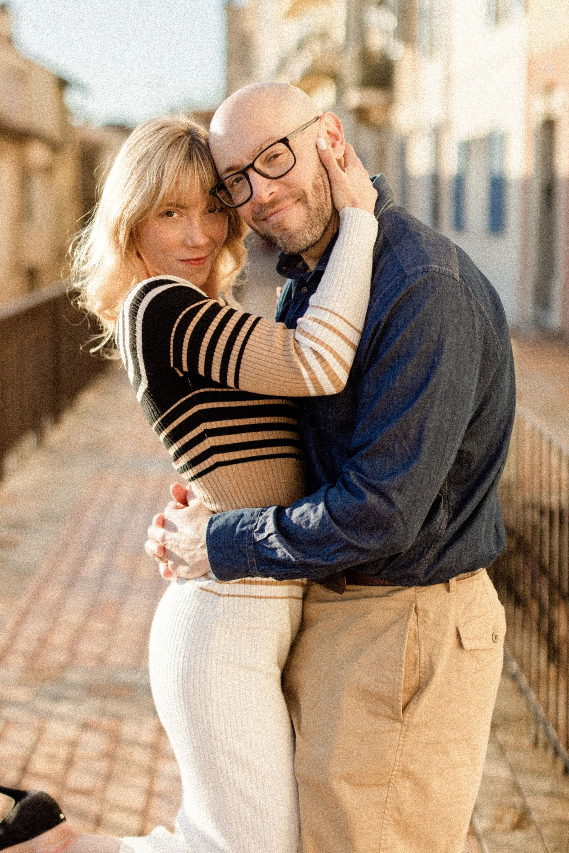 Séance photo de couple dans les ruelles pittoresques de Cannes 34