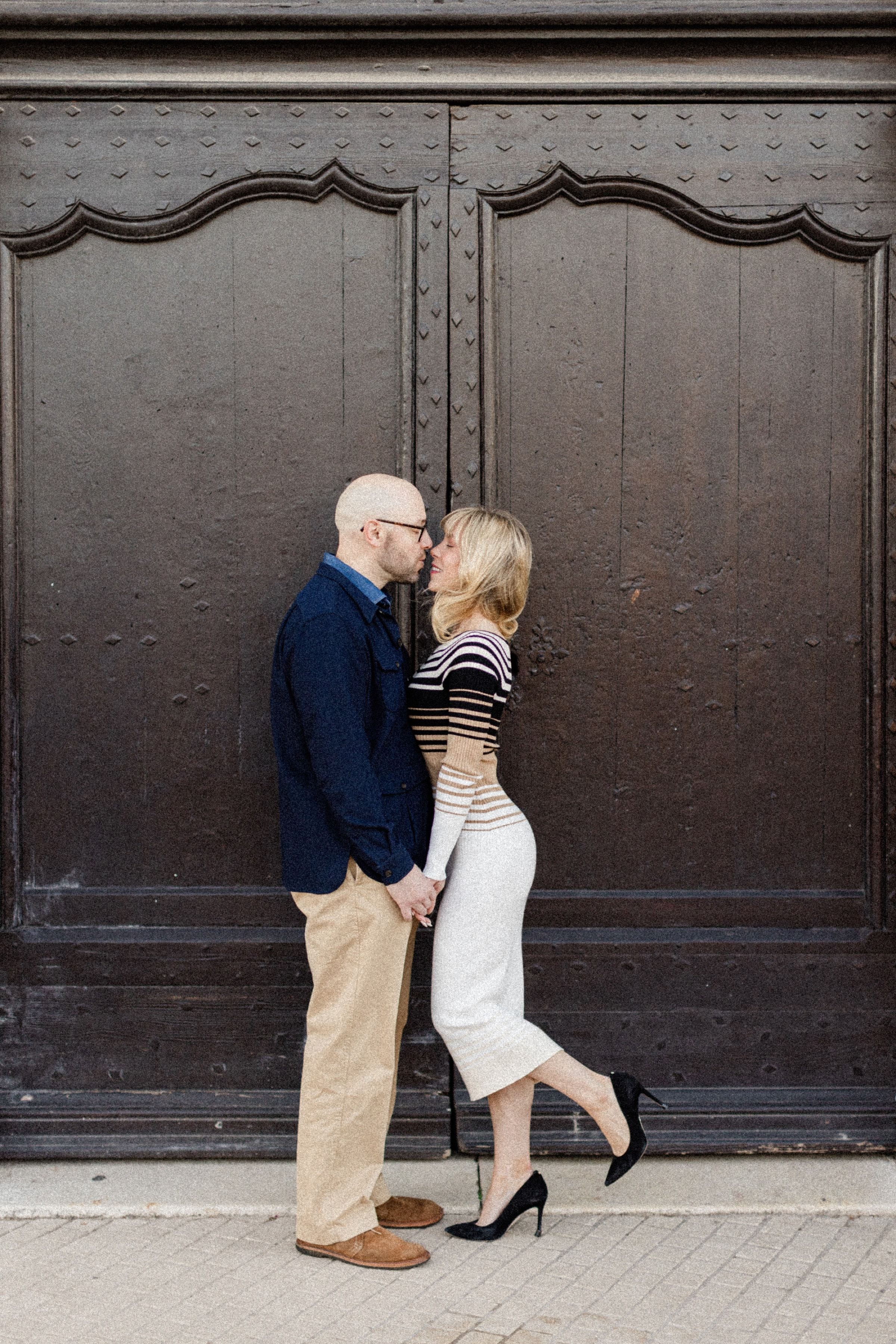 Séance photo de couple dans les ruelles pittoresques de Cannes 5