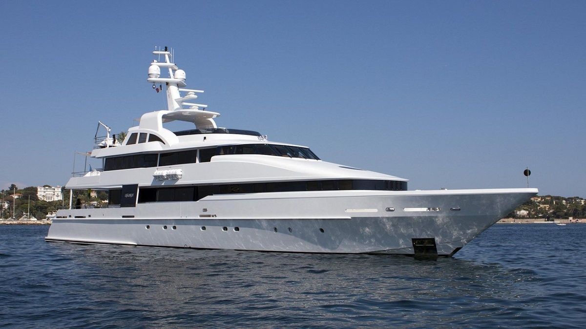 life saga yacht proprietario