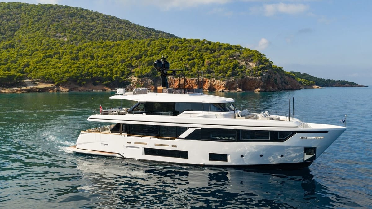 MRS L Yacht for Charter - IYC