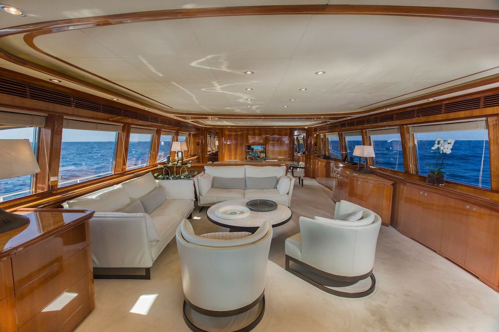Champagne Seas яхта для чартера от компании IYC