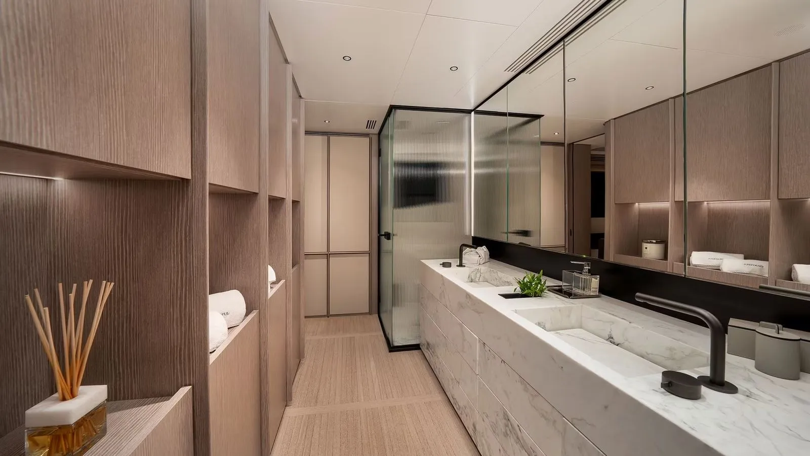 KING'S LAIR main view