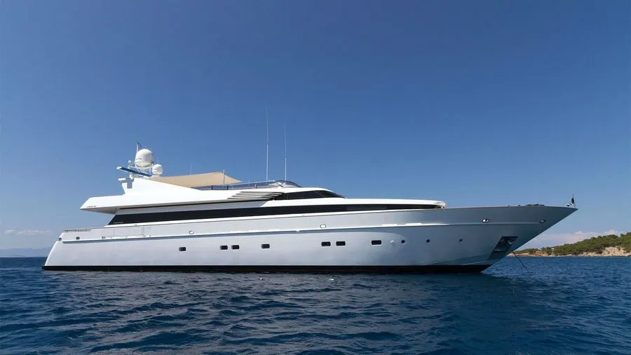 30m to 40m Luxury Yachts for Charter (98ft to 131ft Yachts) - IYC
