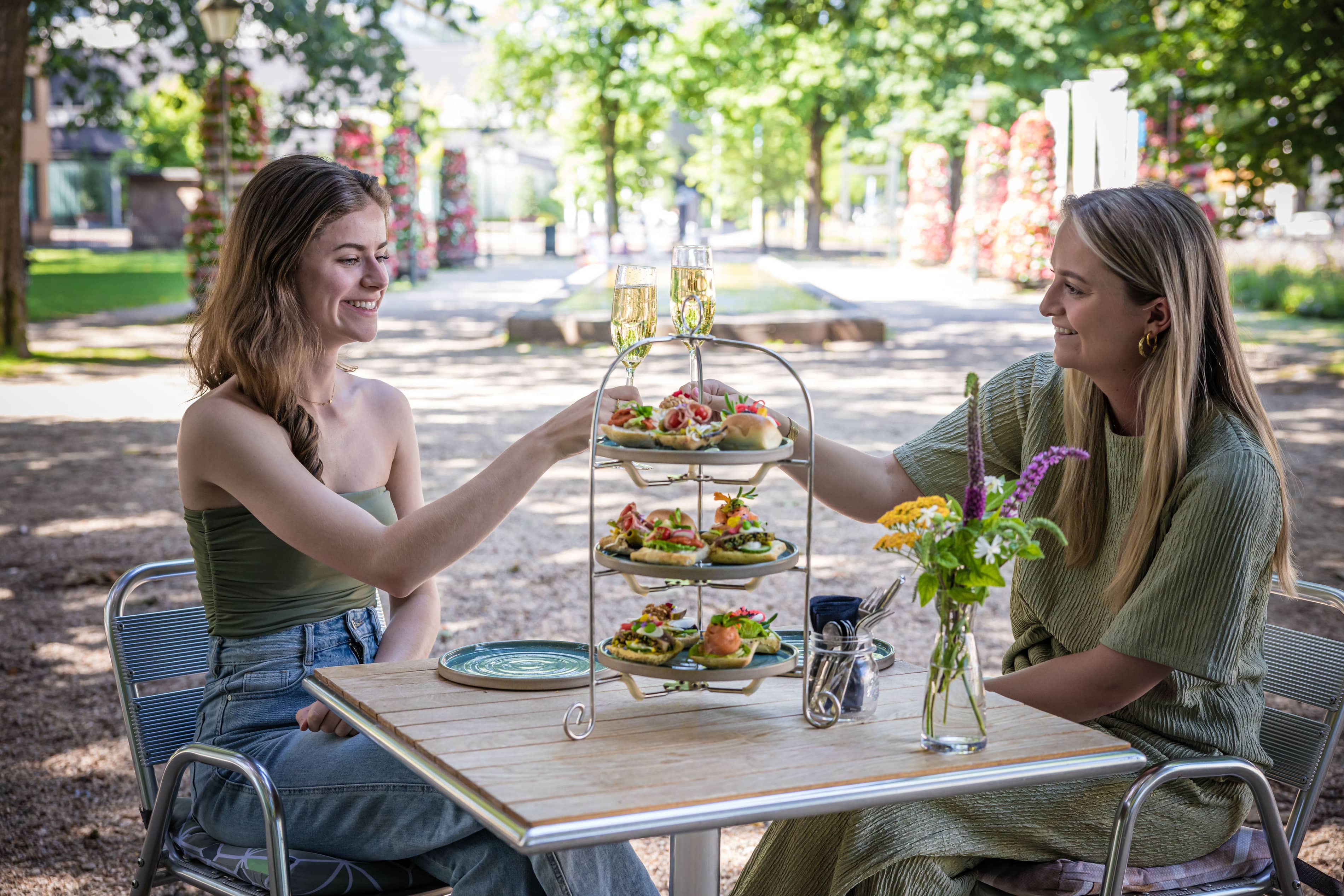 Food buiten 12 door Manola van Leeuwe
