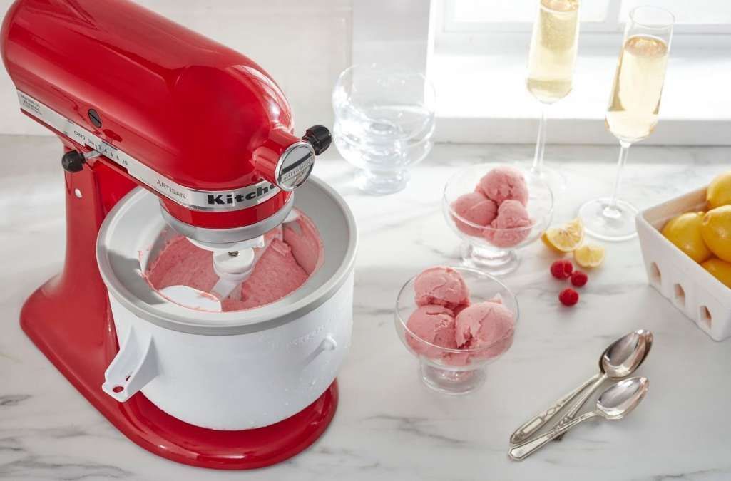 Sorveteira Kitchenaid em uso na batedeira Artisan vermelha em cima de uma bancada