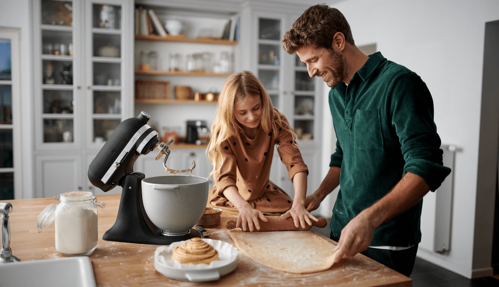 pai e filha cozinhando