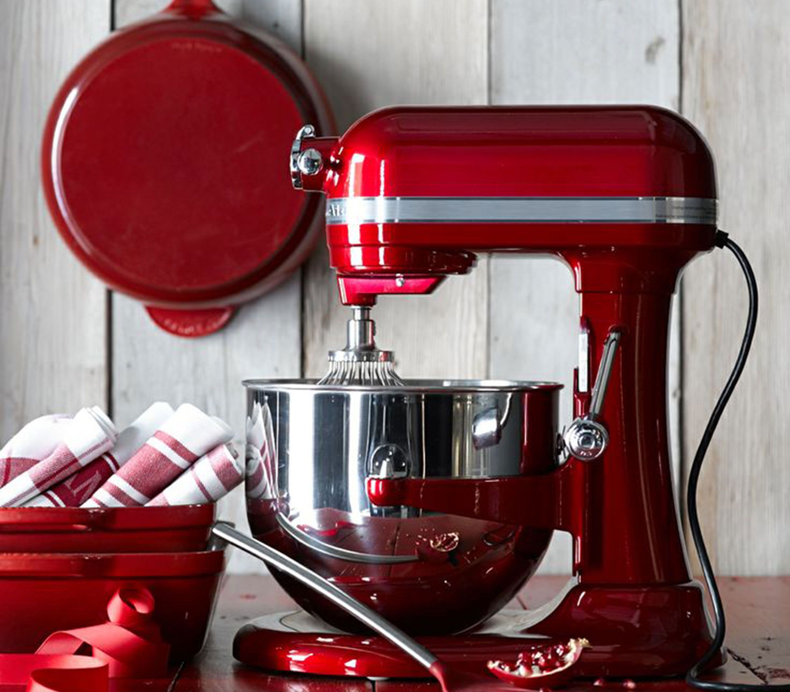 Os eletrodomésticos da KitchenAid são ideais para compor uma cozinha vermelha muito prática e cheia de charme 