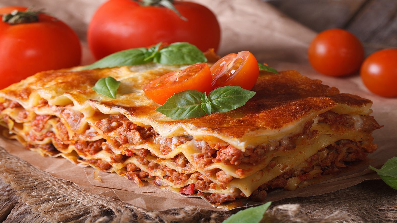 Sabia que a lasanha é o prato favorito dos brasileiros? Quer conhecer sua história e aprender receitas incríveis?