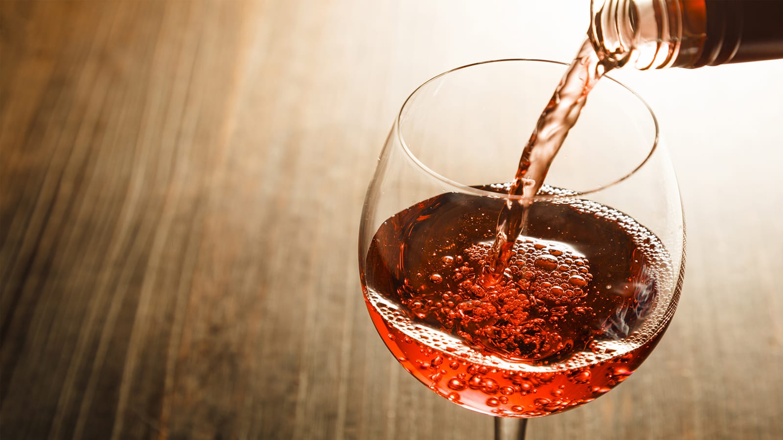 Os vinhos rosés são excelentes para o verão, pois podem ser tomados frios