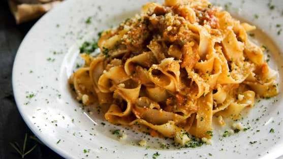 Fettuccine ao ragu de linguiça e purê de brócolis