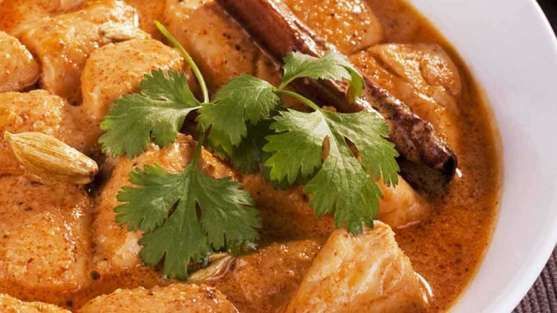 Frango com damascos e molho de açafrão