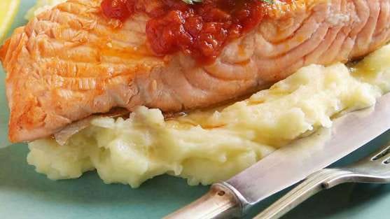Salmão ao champanhe e purê de batatas com açafrão