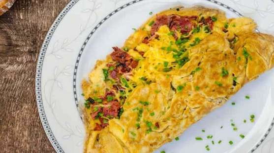 Tortilha de linguiça, açafrão e salsa