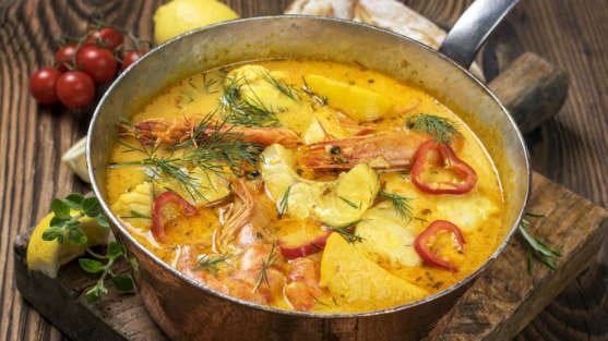 Moqueca de camarão e lula com farofa de dendê