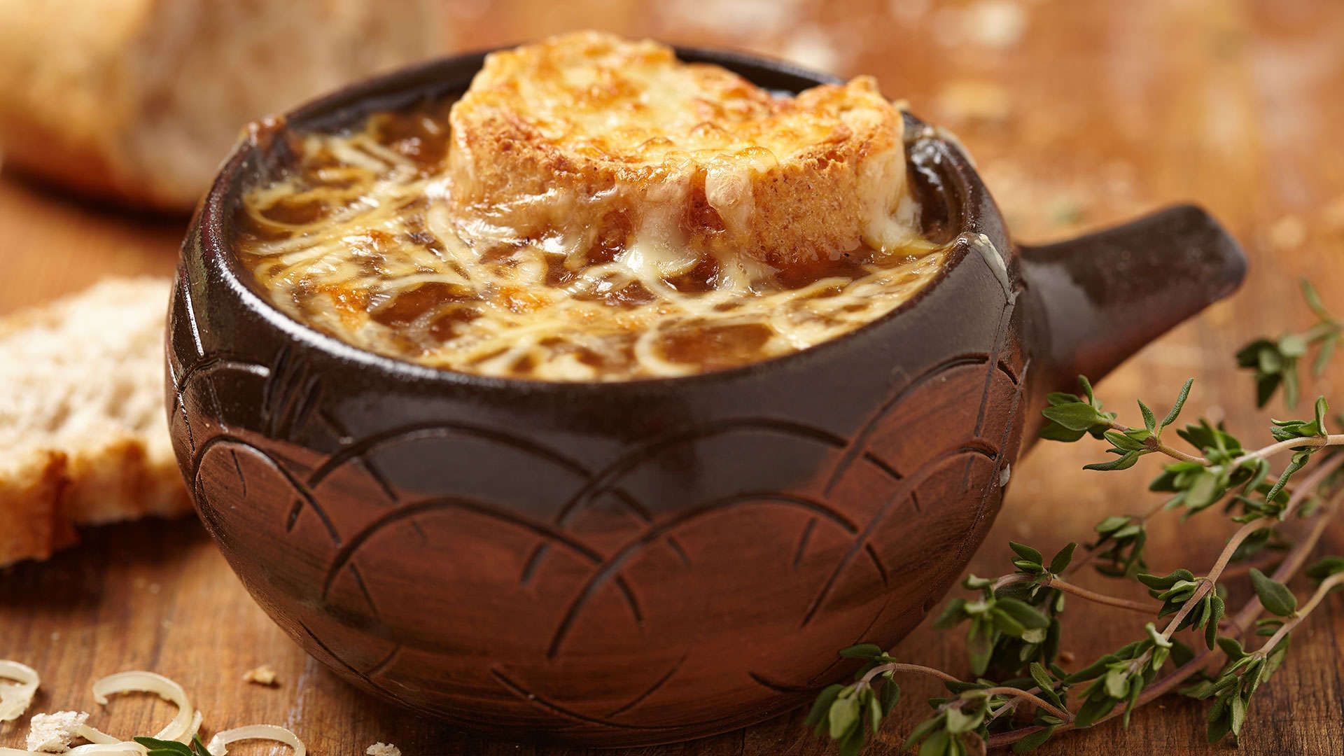 Sopa de cebola gratinada e queijo gruyère