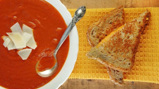 Sopa de tomate apimentada com queijo de cabra e manjericão
