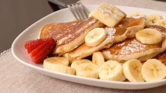 Crepioca doce de banana e morango com cacau em pó