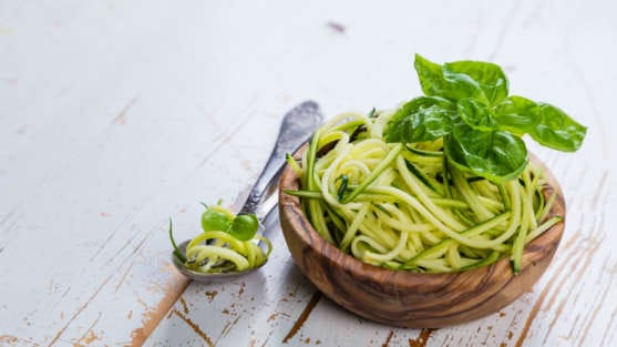 espaguete de abobrinha com pesto de azeitonas