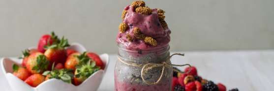 Smoothie cremoso de frutas vermelhas com pudim de chia