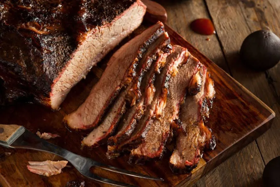 Picanha churrasco assado no espeto na brasa churrasco é muito consumido em  todo brasil