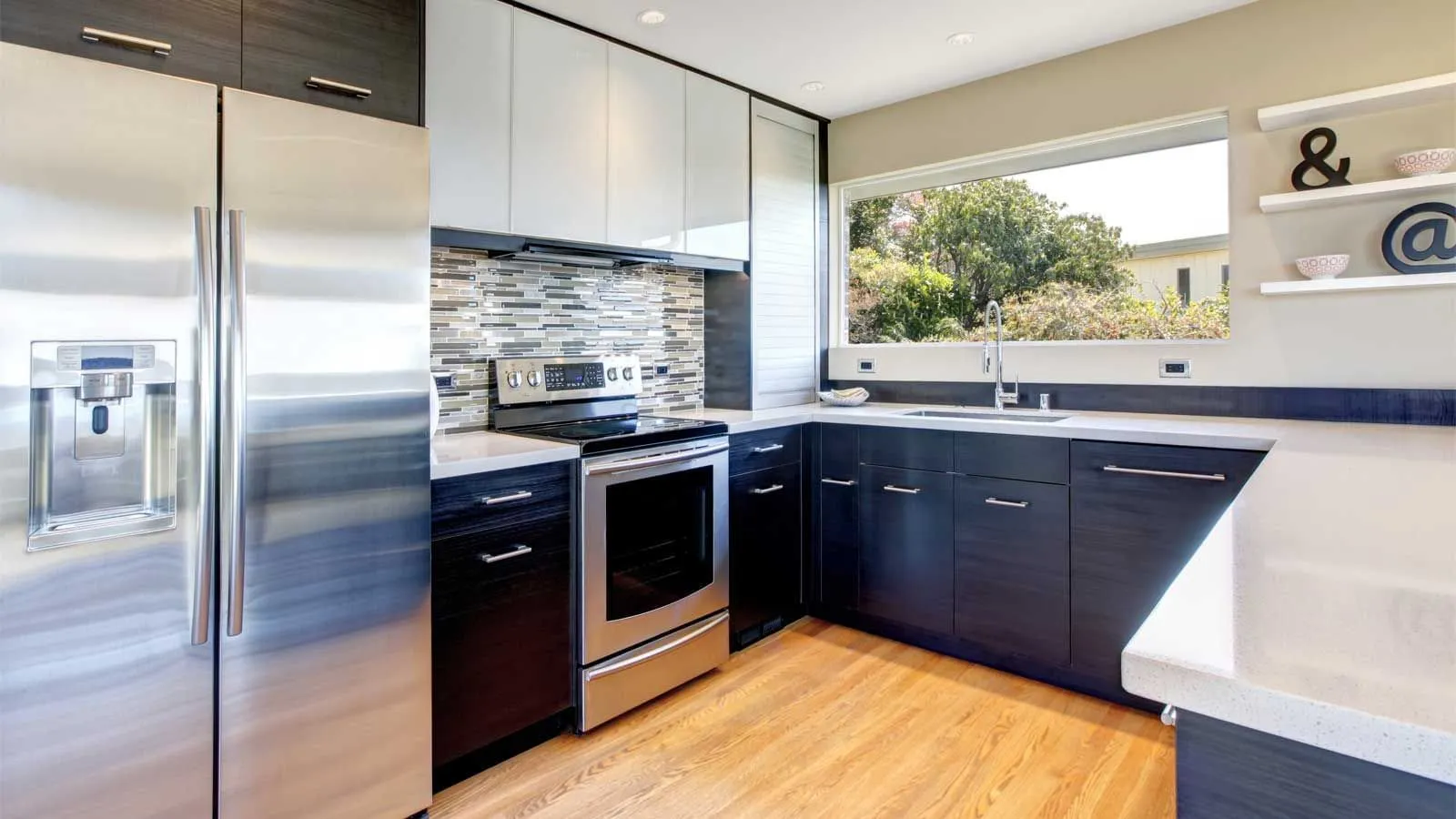 A combinação de preto e branco nunca sai de moda e isso também se aplica à decoração da sua cozinha