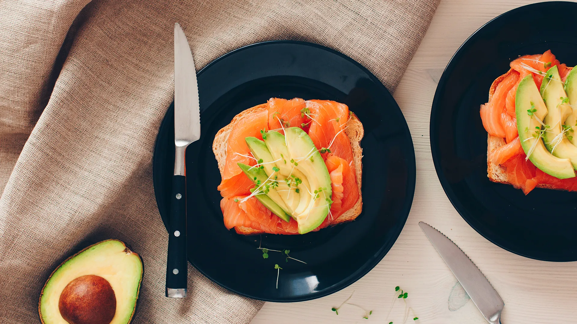 Tostada de Salmão com Abacate