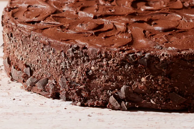 O BOLO DE CHOCOLATE MAIS FÁCIL DO MUNDO, FEITO MISTURANDO A MÃO