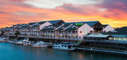Holiday Inn & Suites Harbourside
