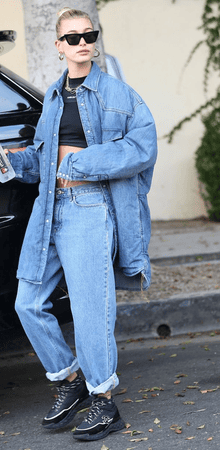 Por dentro dos looks de Hailey Bieber