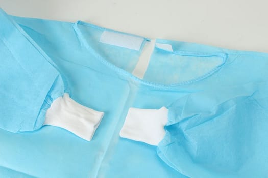 Klinipro beskyttelseskittel, væskeafvisende, m/velcro og manchet, lyseblå 114cm, medium