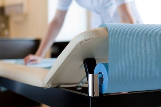 MedixPro PF, 2-lags lejepapir, PE belagt, perforeret, Blå, 70 cm x 40 m