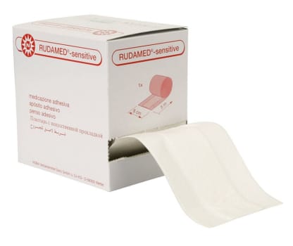 Rudamed Sensitive, fikseringsplaster med kompres, hvid, non woven, 8 cm x 5 m