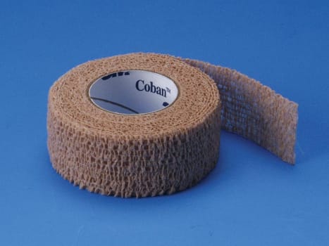 Coban, selvhæftende bind, beige, 2,5 cm x 4,6 m