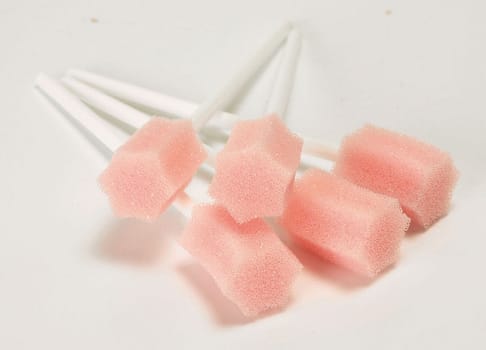 Mediq, mundplejepinde m. svamp,plast, lyserød,ps. a 5 stk, 10 cm