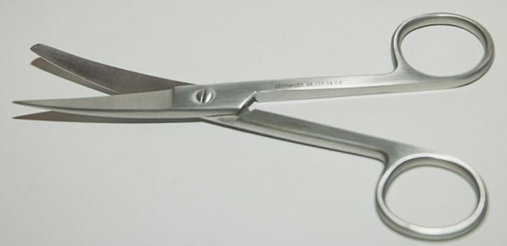 Saks kirurgisk buet spiss/butt 14,5cm