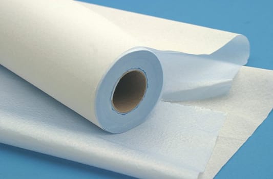 Legebenkpapir m/plast 48cmx50m perf 38cm 130ark
