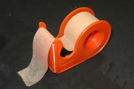 Fixeringshäfta Scanpore 2,5cmx10m med hållare nonwoven beige
