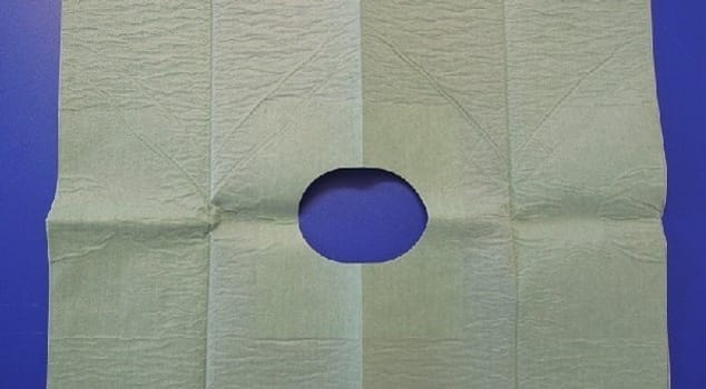 Op hålduk Codan 75x90cm steril häftande centralt hål 8x6cm