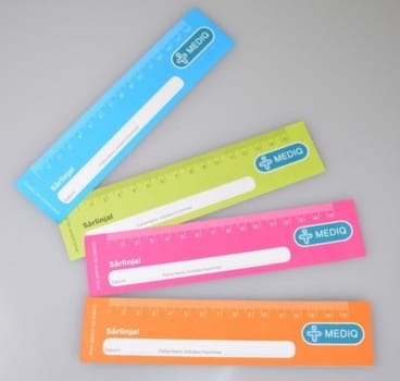 Linjal engångs i 4 färger 15cm papper 20st/block