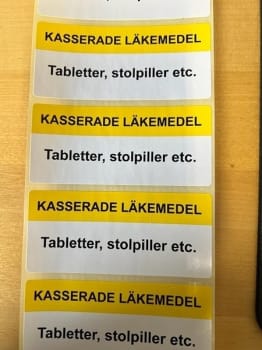 Etikett Kasserade Läkemedel 90x40 Gul/Vit Bakgrund, Svart Text 100st
