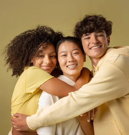 Grupo de adolescentes se abraçando e sorrindo