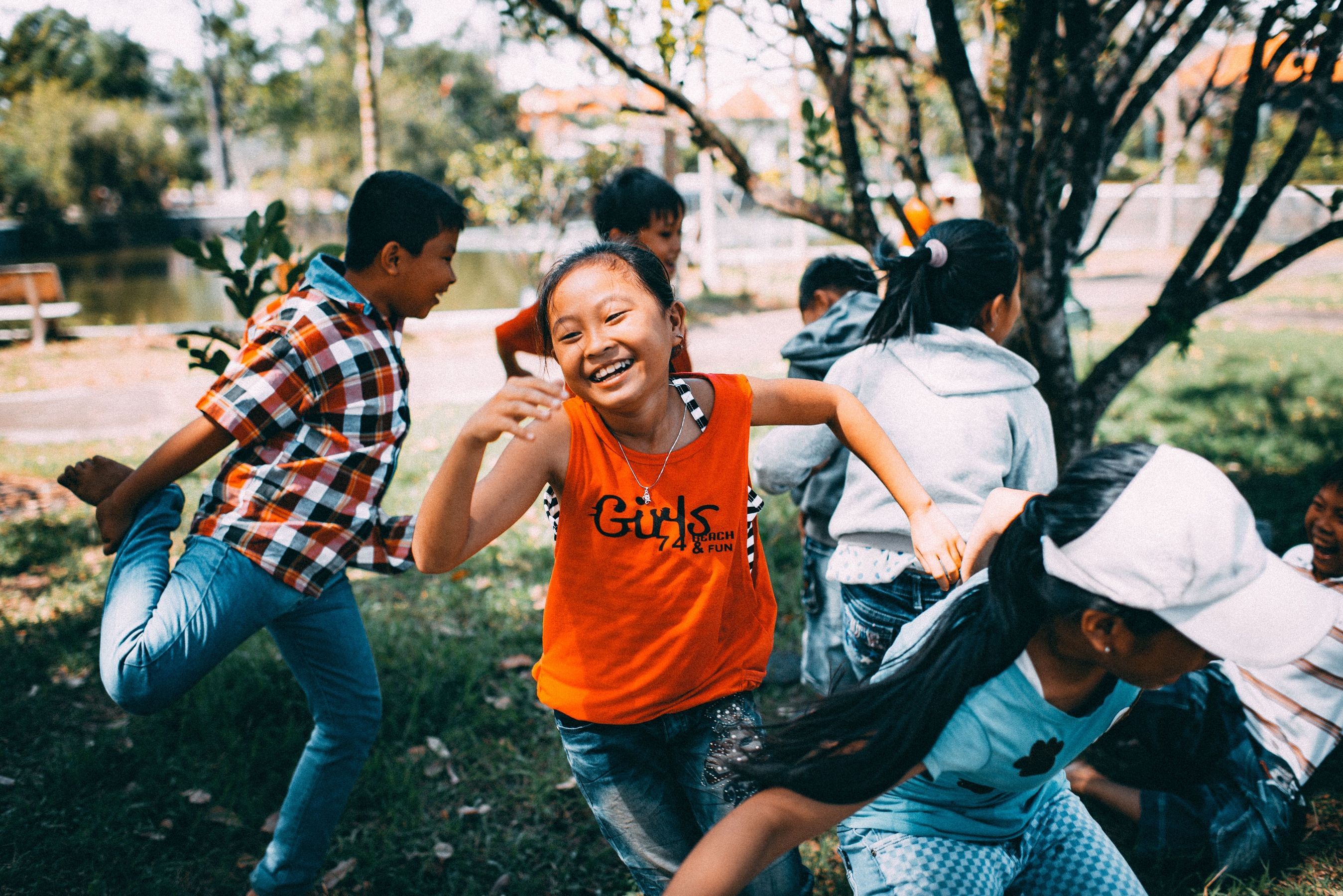 Crianças felizes brincando em uma área arborizada