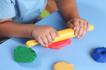 Imagem para o artigo Atividades com massinha de modelar: 10 ideias criativas para crianças