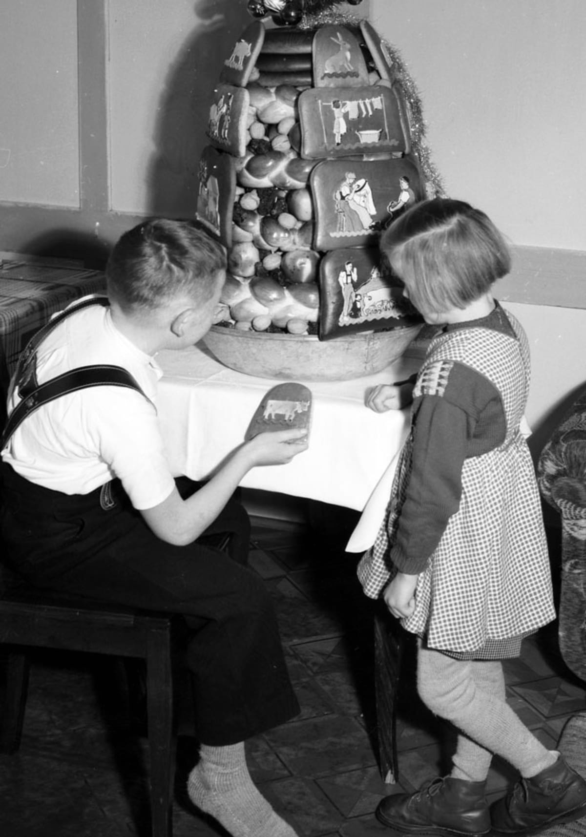 ©  Museum Appenzell_Familie-Chlausezüüg_Kinder-mit-Chlausezüüg-Foto-Emil-Grubenmann-um-1960